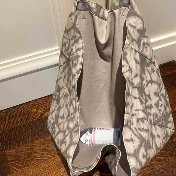 Alo Yoga ICONIC SHOPPER TOTE bag Brand New w tags! carry all purse sealed NEW - Picture 7 of 8